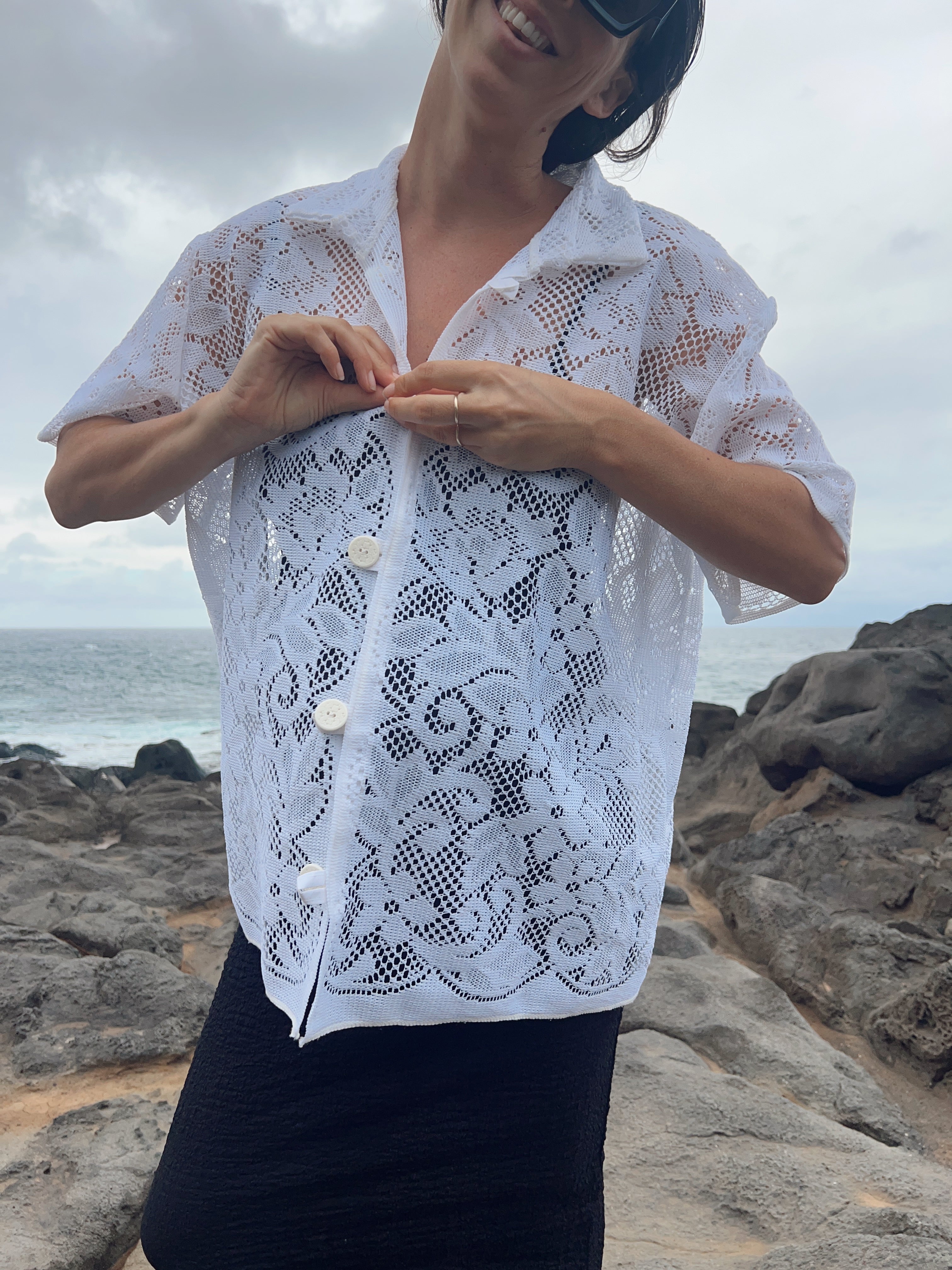 A Button Up Lace Shirt in Men's XL 1