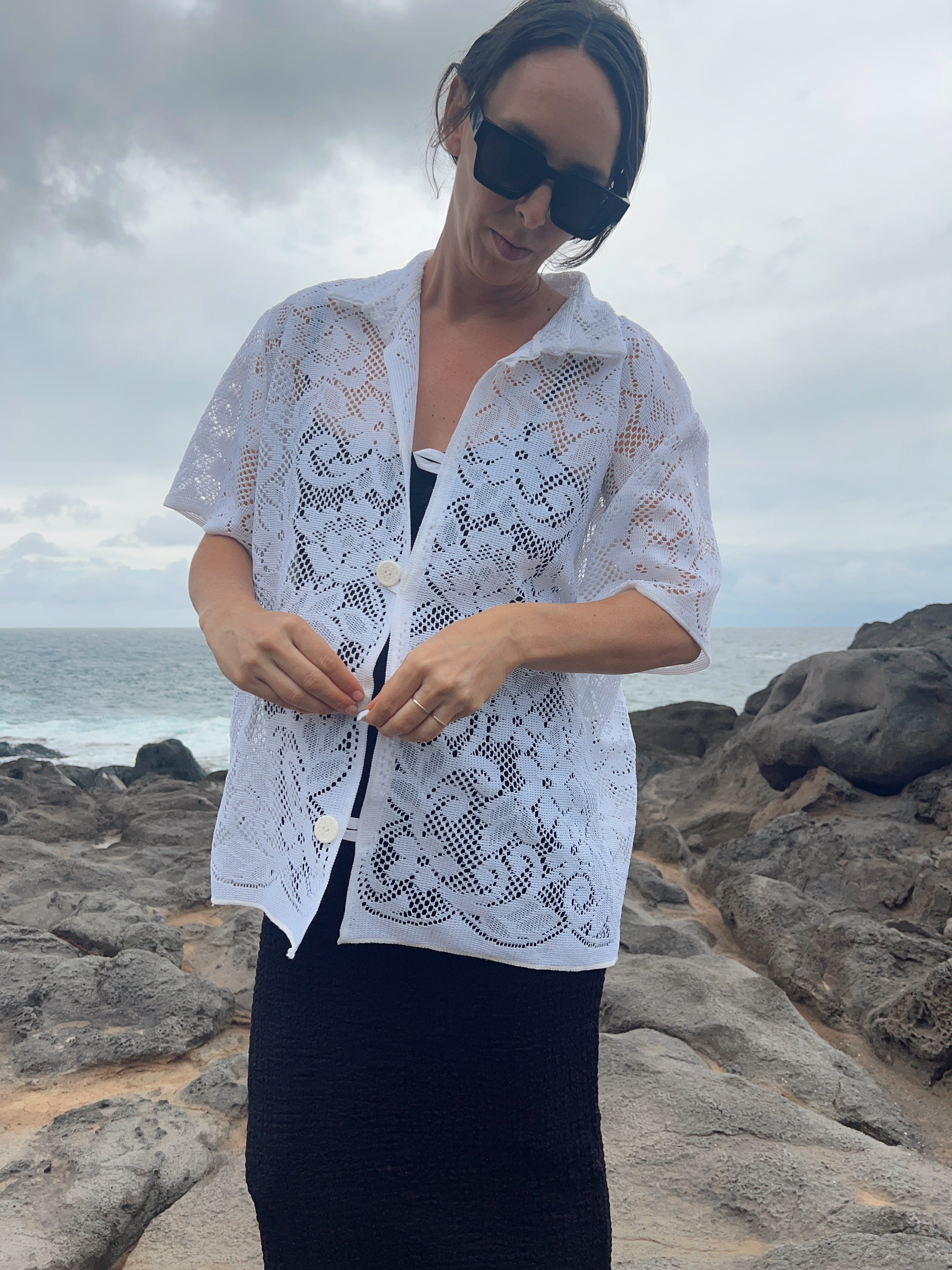 A Button Up Lace Shirt in Men's XL 1