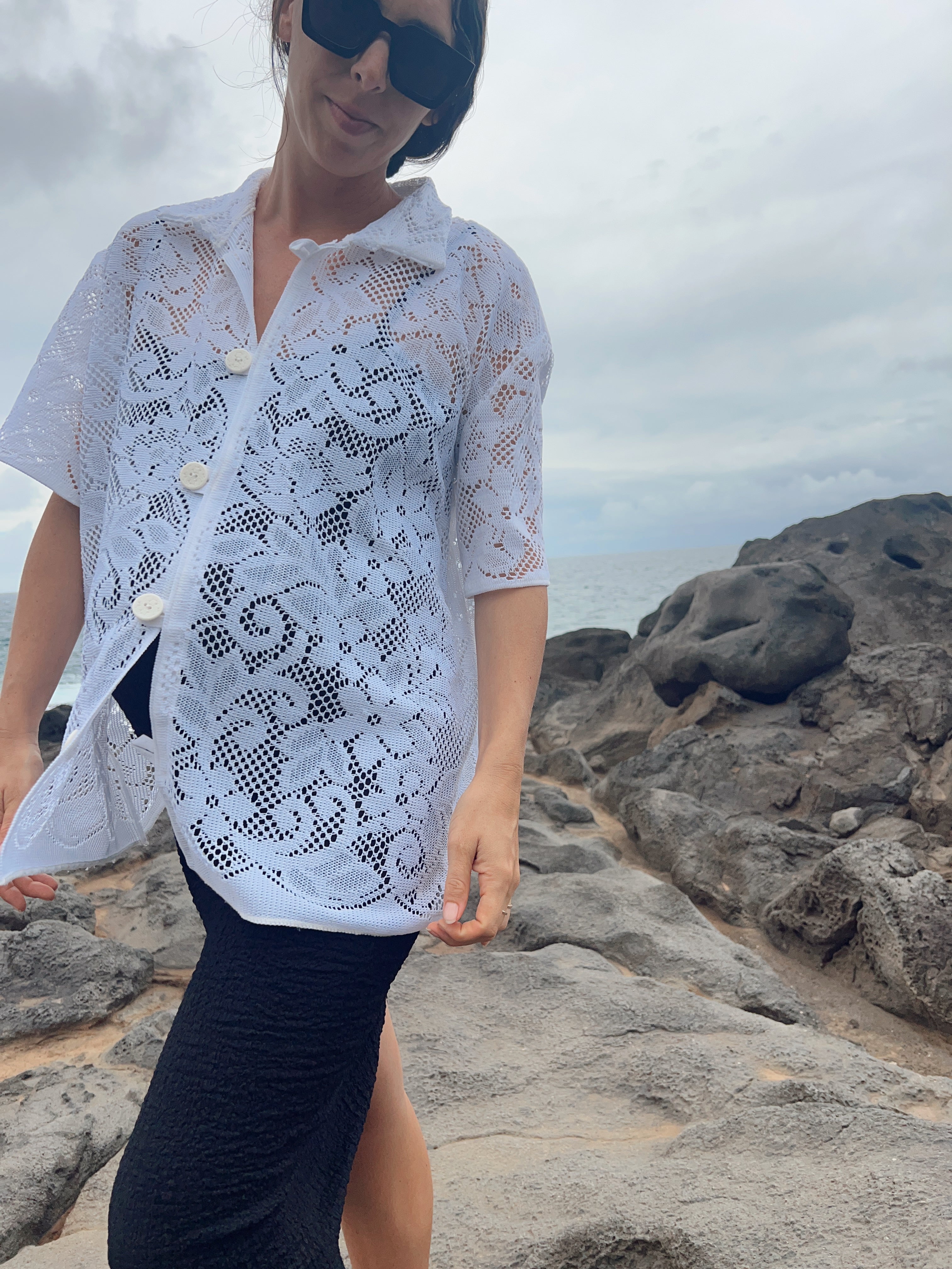 A Button Up Lace Shirt in Men's XL 1