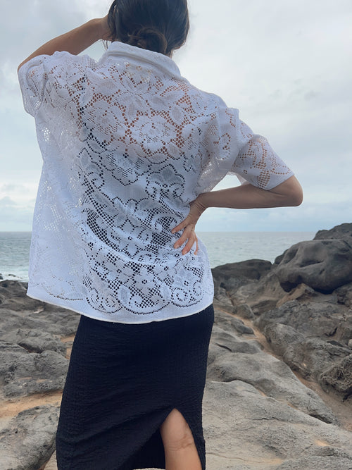 A Button Up Lace Shirt in Men's XL 1